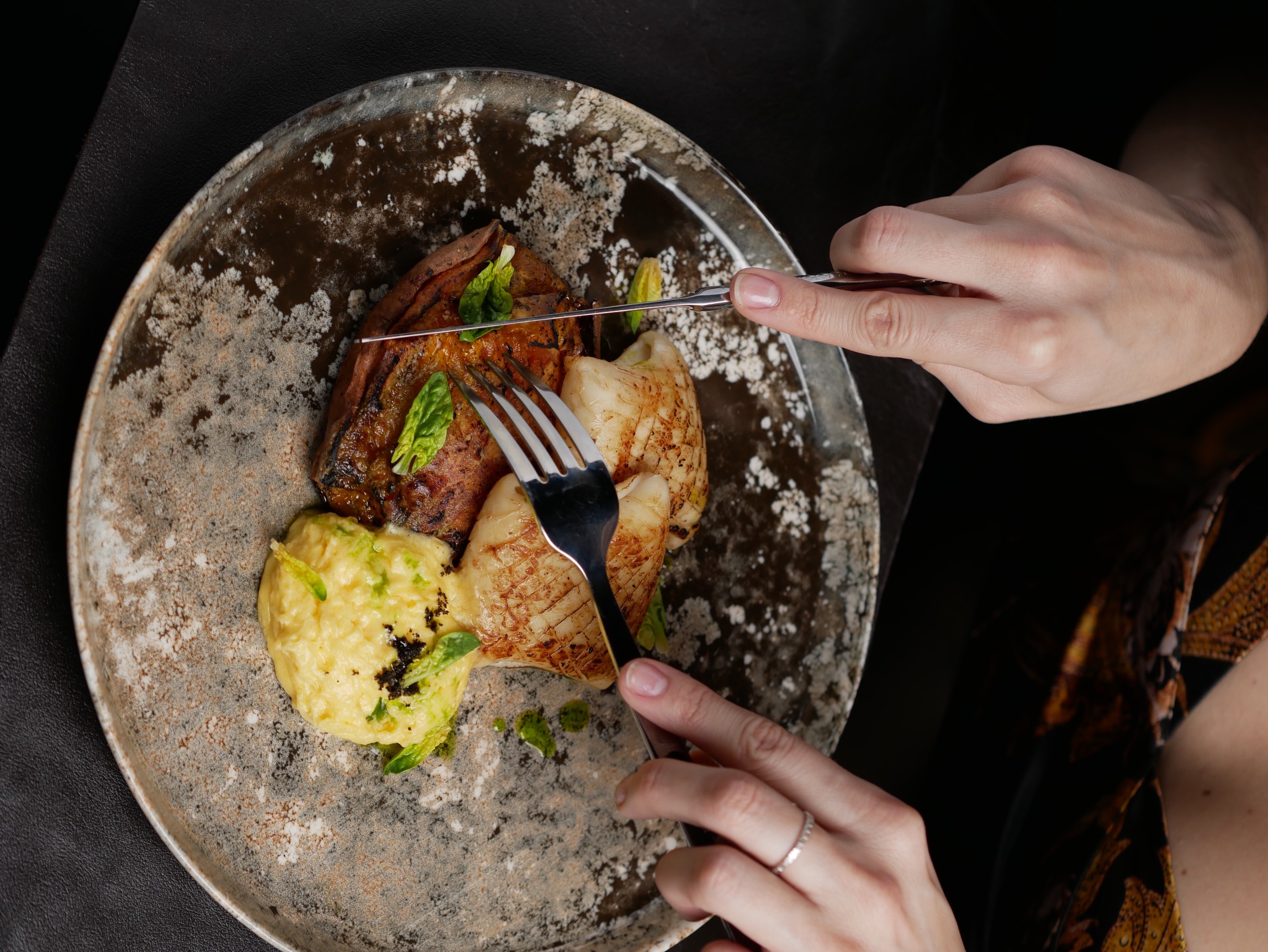 Кальмар с бататом с соусом берблан в ресторане Море и Мясо в Красной поляне (Сочи).